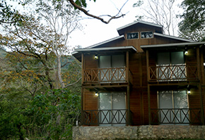 Módulo de madera diseñado especialmente para tu cómoda estadía en Palenque